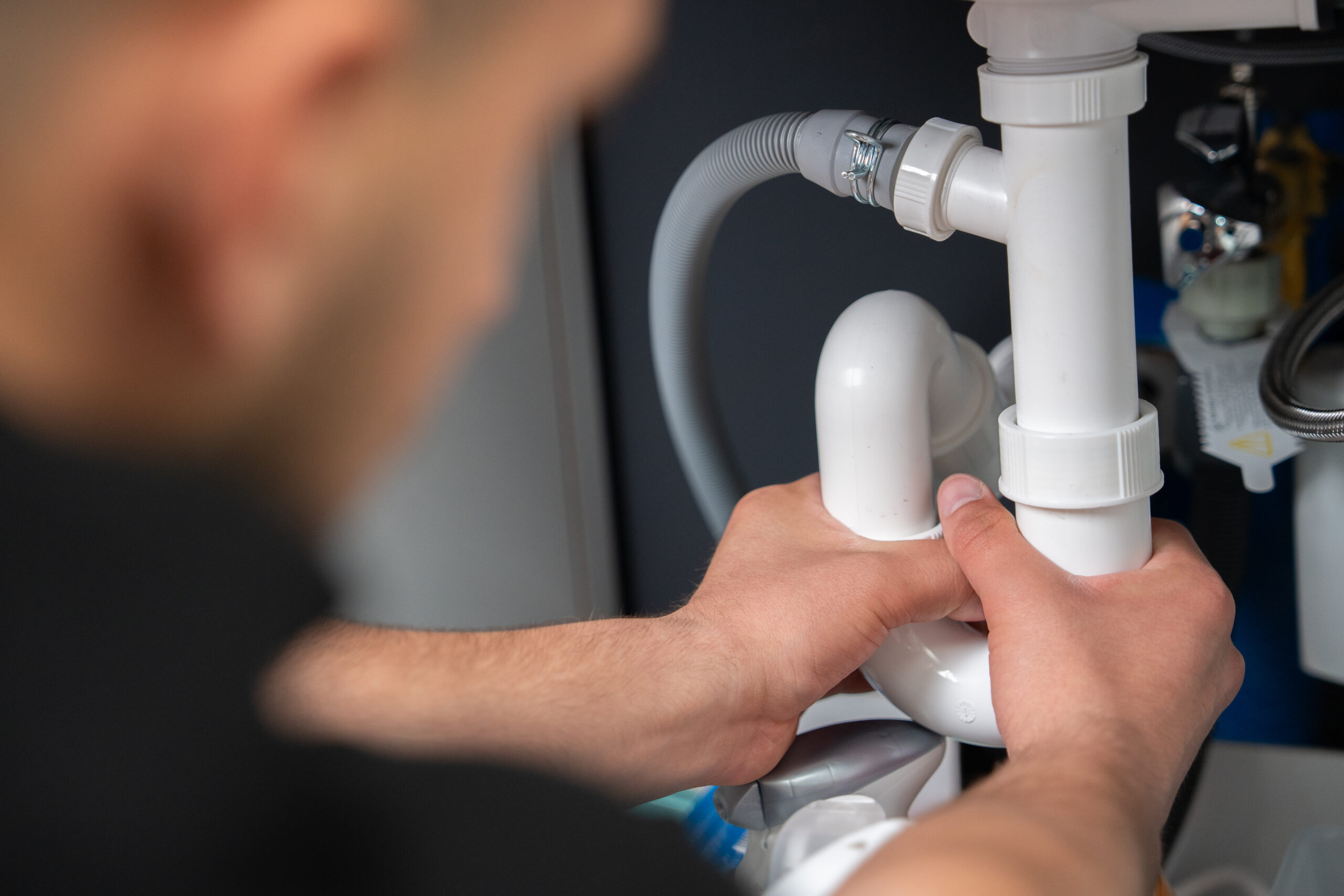 Küchenspüle wird beim Küchenaufbau an Wasseranschlüsse montiert